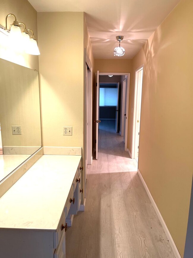 Building Photo - Spacious 2 Bedroom 2 Bathroom Unit in The ...