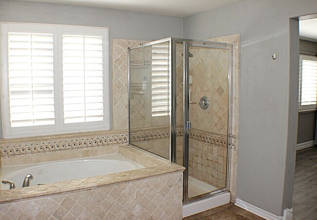 Building Photo - Amazing 5 bedroom home for rent in North F...