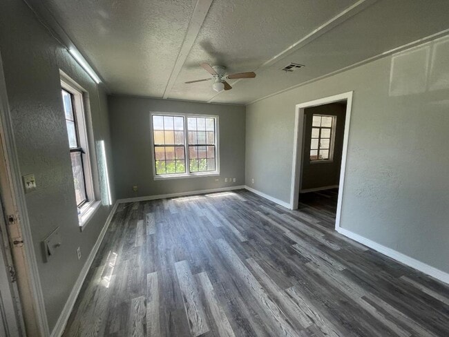 Building Photo - 1 Bed 1 Bath Duplex For Lease Now!