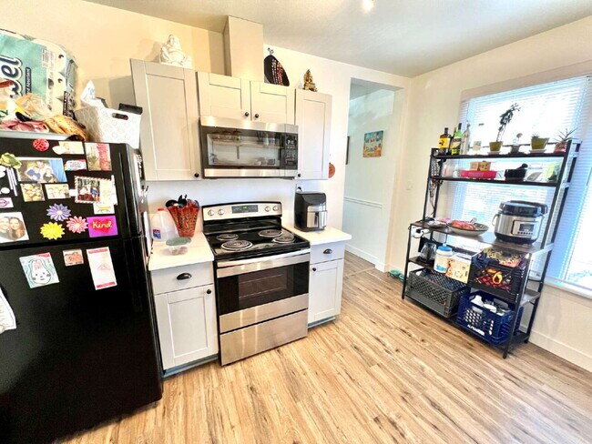 Building Photo - Corner Unit in the Heart of the Tacoma Art District!