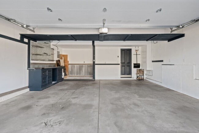 Building Photo - Beautiful 4 Bedroom Home with Backyard The...