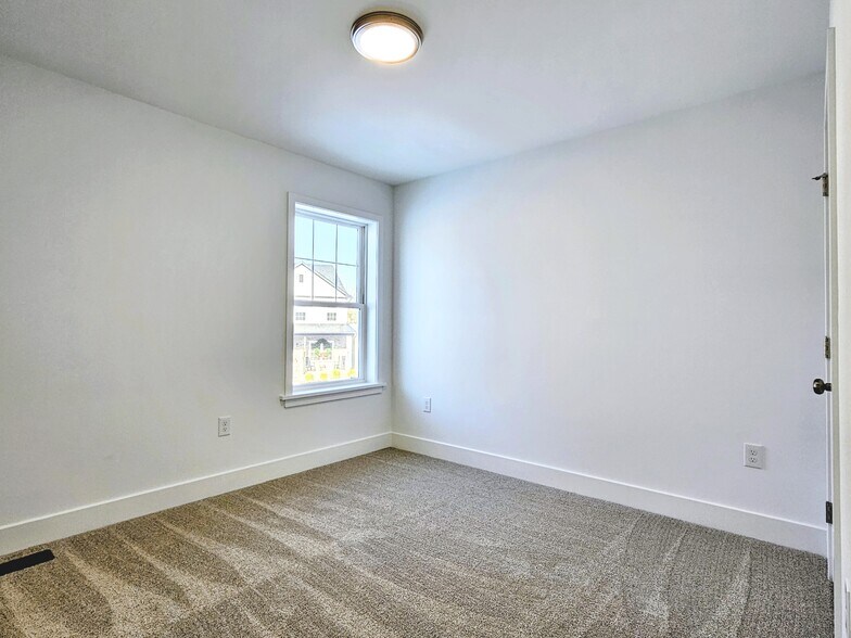 Building Photo - 398 Hensley St