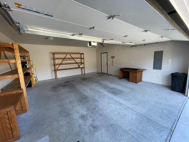 Building Photo - 2525 El Mar St