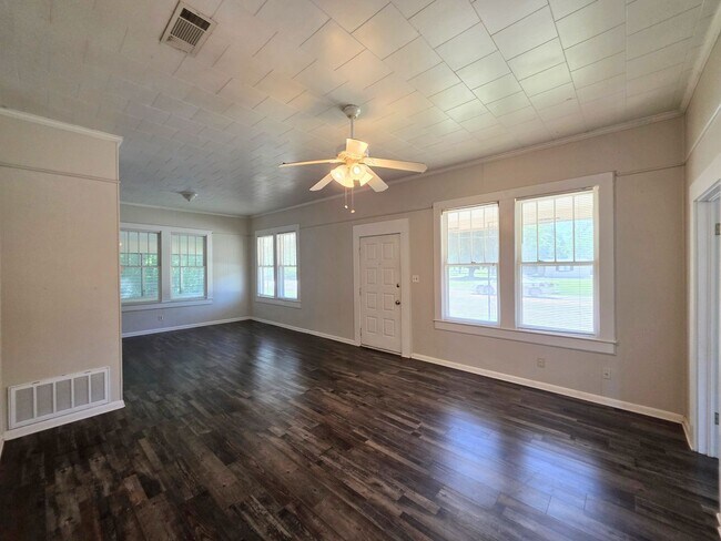 Building Photo - 3BR/1BA home with Bonus Room and large fenced back yard