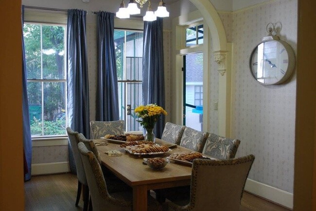 Building Photo - Beautiful Historic Home!