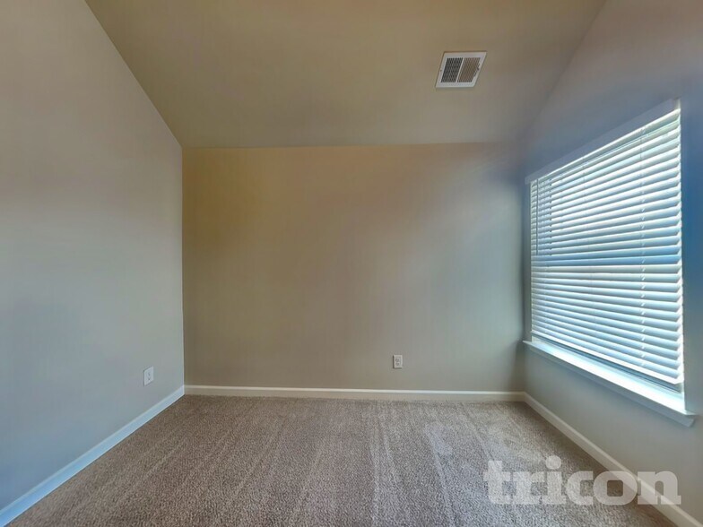 Building Photo - 137 Emporia Loop