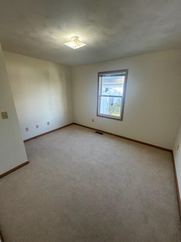 Building Photo - 123 Eagles Pt W