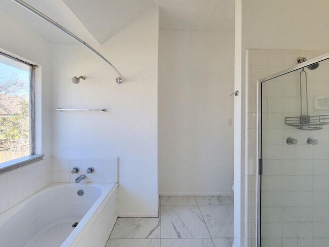 Building Photo - NICE 4 BEDROOM 2 BATH LEASE HOME WITH 2327 SF