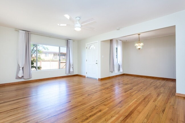 Building Photo - Traditional Home with Large Backyard!