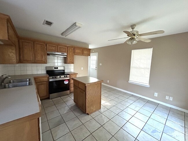 Building Photo - 3-bedroom home!