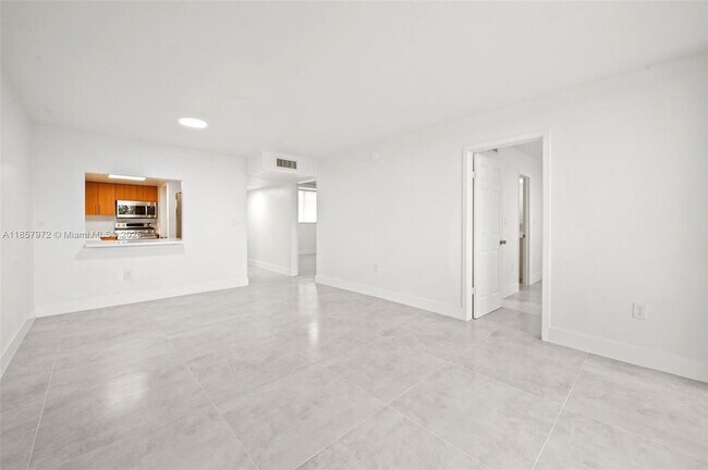 Building Photo - 10090 NW 80th Ct
