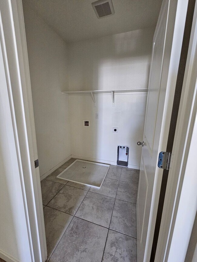Building Photo - LOCATION, LOCATION, LOCATION 2 bedrooms an...