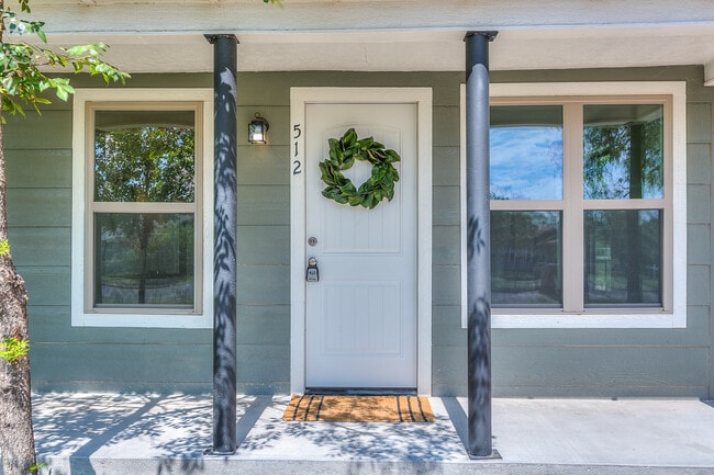 Building Photo - 512 E 18th St