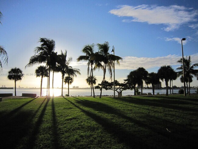 Building Photo - 2020 N Bayshore Dr