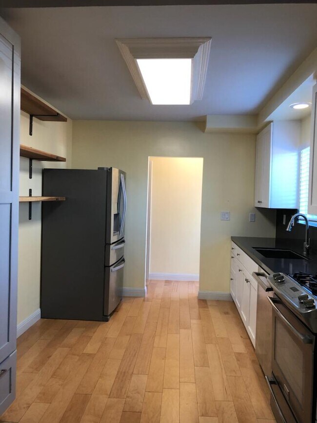 Building Photo - 504 Roosevelt Ave