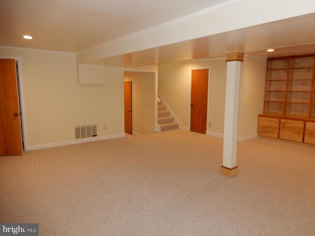 Building Photo - 7014 Maple Tree Ln