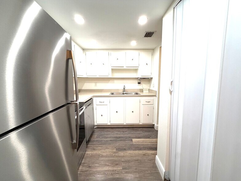 Building Photo - 3704 Broadway