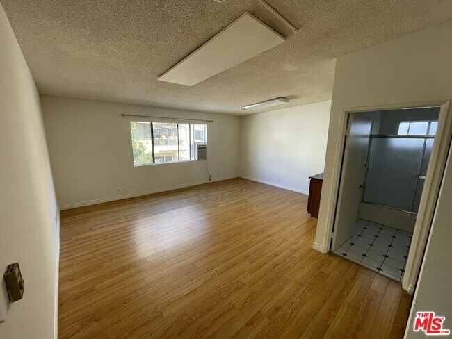 Building Photo - 1252 Barry Ave