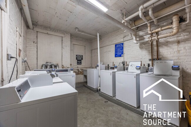 Building Photo - 4614 N Paulina St