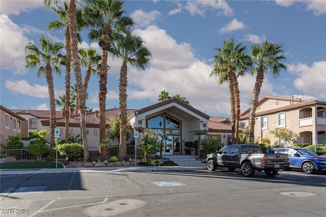 Building Photo - 2305 W Horizon Ridge Pkwy