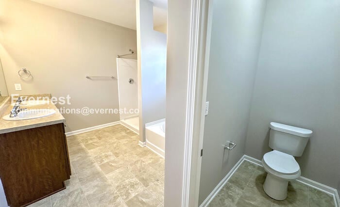 Building Photo - 215 Village Springs Dr