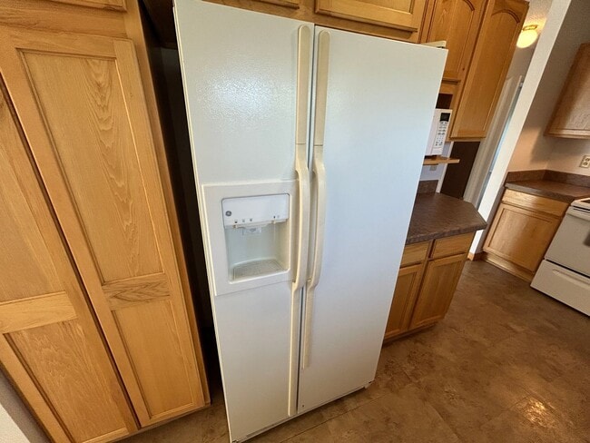 Building Photo - 5 Bed 2 Bath Home with 2 Car Attached Garage in Quiet Nice Neighborhood.