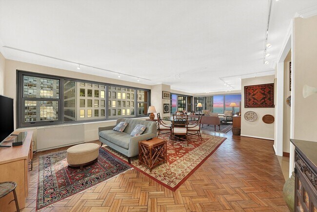 Building Photo - 247 E Chestnut St