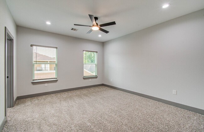 Building Photo - 1063 South Ln