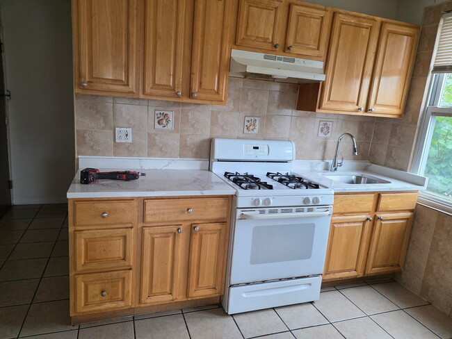 Building Photo - 960-962 Grove St