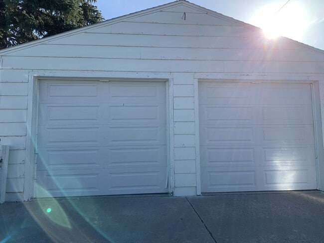 Garage with one bay available for guests. - 3632 Dunn Ave