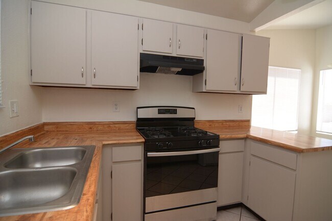 Building Photo - Updated 3  Bedroom 2 Bath Home! Located in Convenient South Tucson Location!