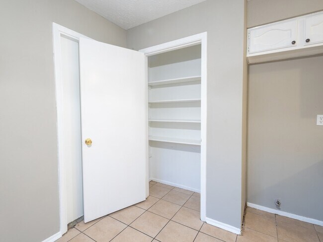 Building Photo - 6542 Bridgegate Dr