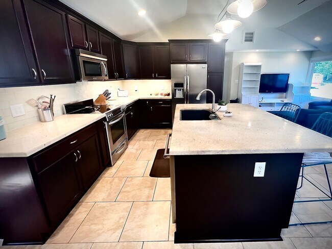 Building Photo - 4870 E Kansas Dr