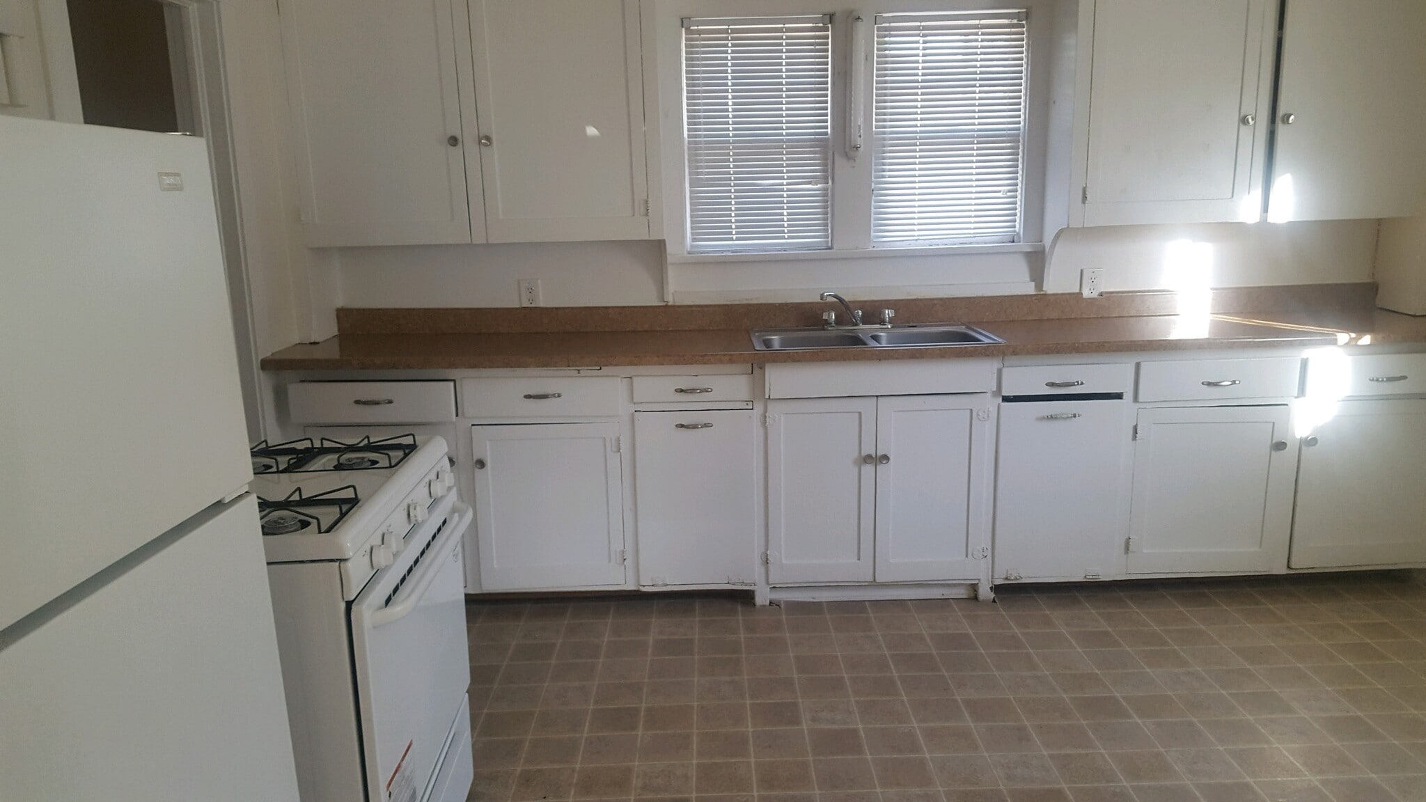 Kitchen - 803 E Hill Ave