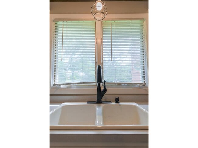 Building Photo - 11020 W River Rd