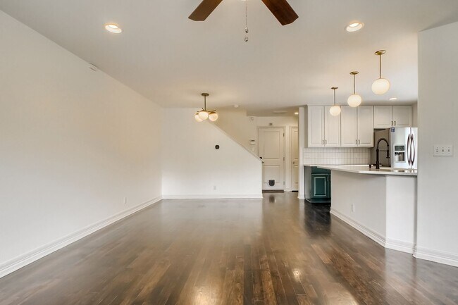 Building Photo - Beautiful 3 bedroom townhome in Central Pa...