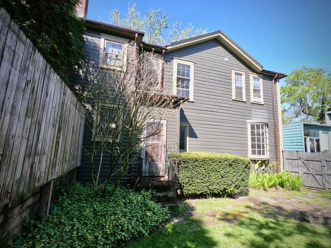 Building Photo - 9/1 Beautiful Hidden GEM. 2 Blocks from Wa...