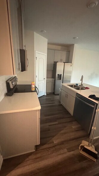 Building Photo - Room in Townhome on Joneshaven Dr