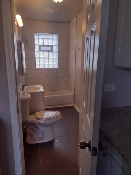 Building Photo - 48 W 21st St