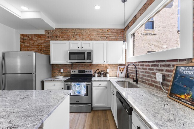 Building Photo - 1399 E Long St