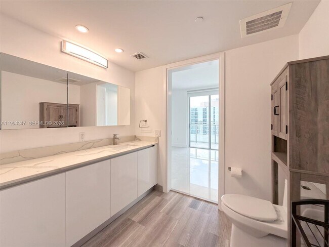 Building Photo - 1300 Brickell Bay Dr