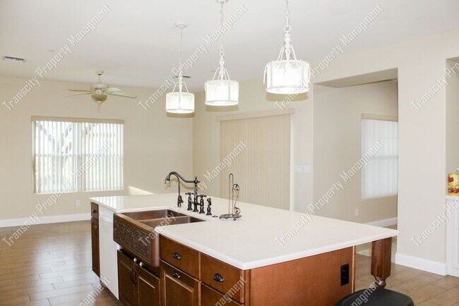 Building Photo - Spacious Custom Home Near Lindsay and McKe...