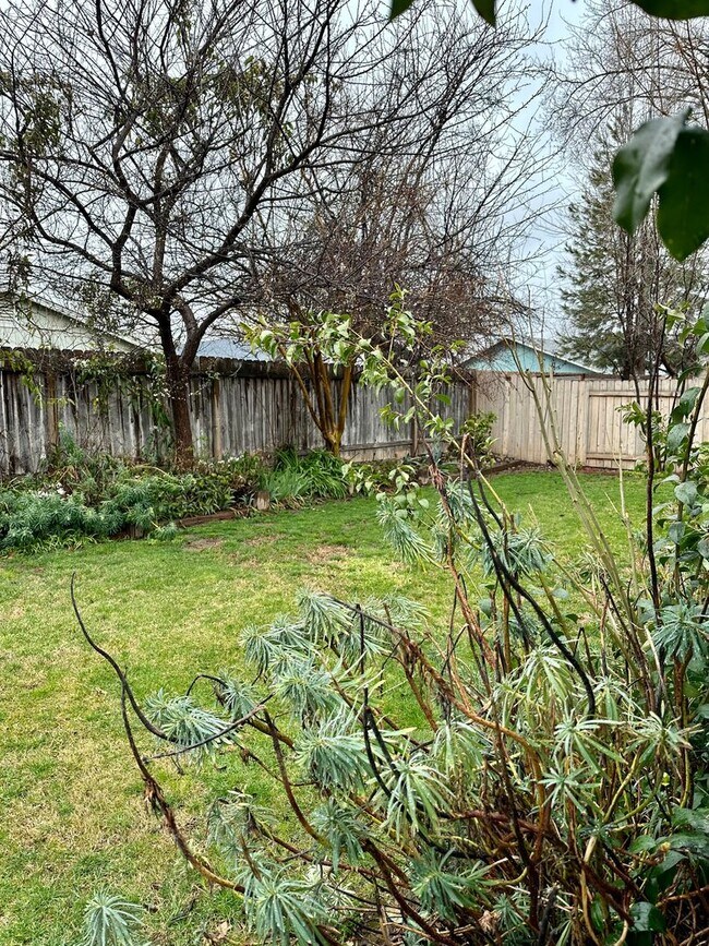 Building Photo - Beautifully maintained home located in a desirable Anderson neighborhood