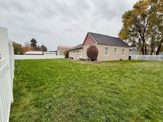 Building Photo - Updated 3 Bed 2 Bath Spokane Valley Home +...