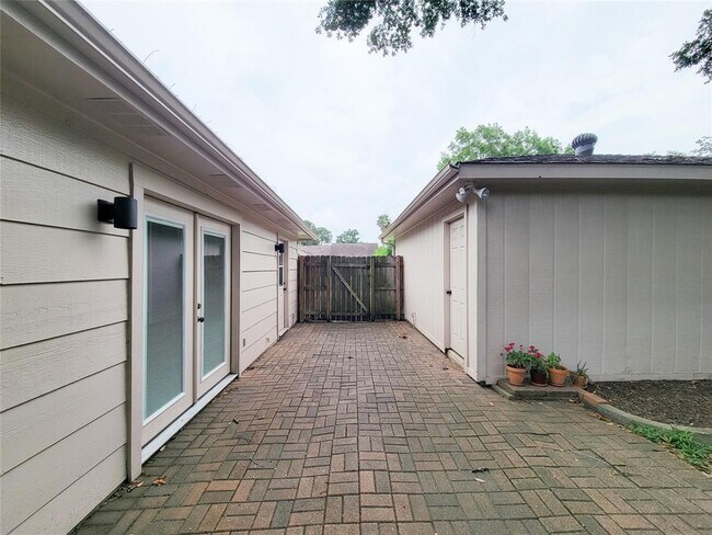 Building Photo - 21303 Park Holly Ct