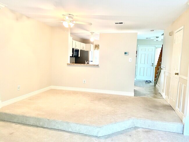 Building Photo - 10 Hopkinson Ct