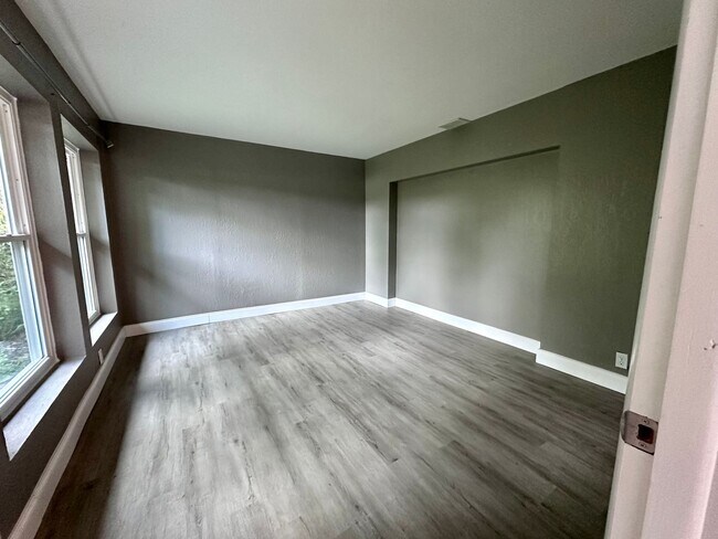 Building Photo - 5400 Lake Jessamine Dr