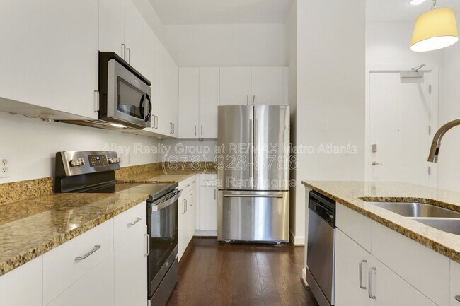 Building Photo - 711 Cosmopolitan Dr NE