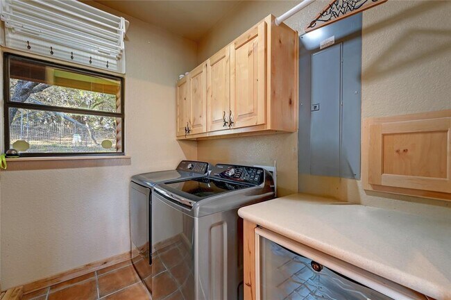 Building Photo - 401 Madrone Canyon Dr