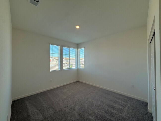 Building Photo - 211 Dogwood Ct